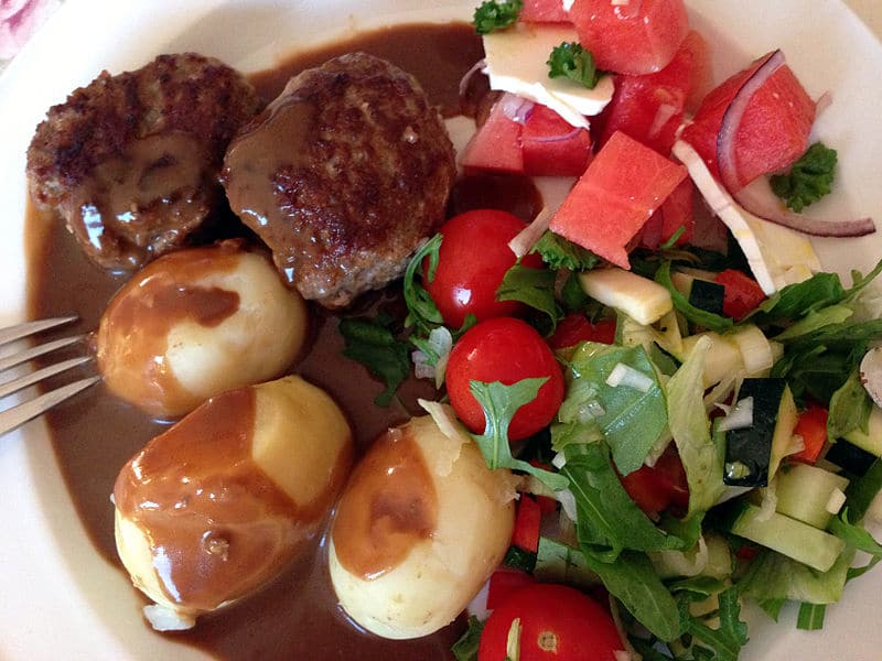 Frikadeller Med Brun Sovs, Kartofler Og Surt 