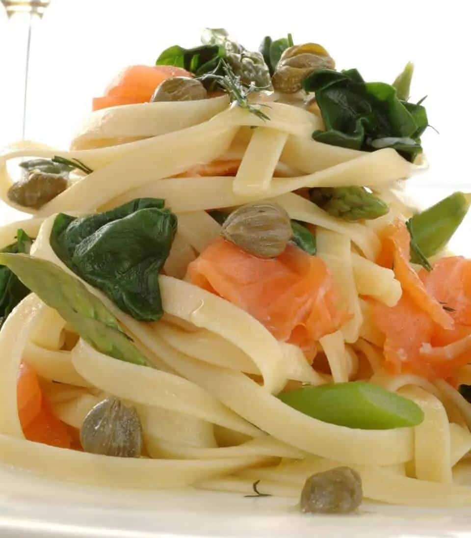 FETTUCCINE WITH SALMON, ASPARAGUS AND CAPERS IN LEMON AND DILL OIL