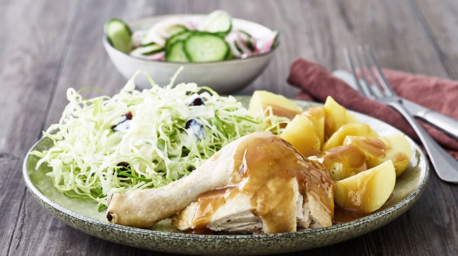 Grydestegt kylling med skilt sauce og mormor salat