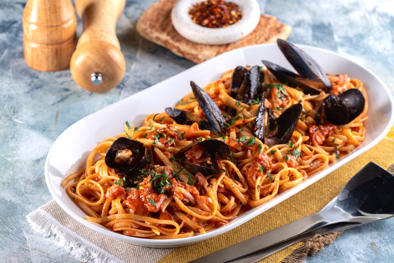 Linguine with Mussels and Garlic Tomato Sauce