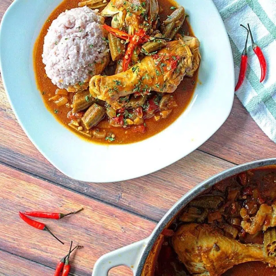 Smoked chicken with nyembwè (Pulet fumé au Nwembwè)