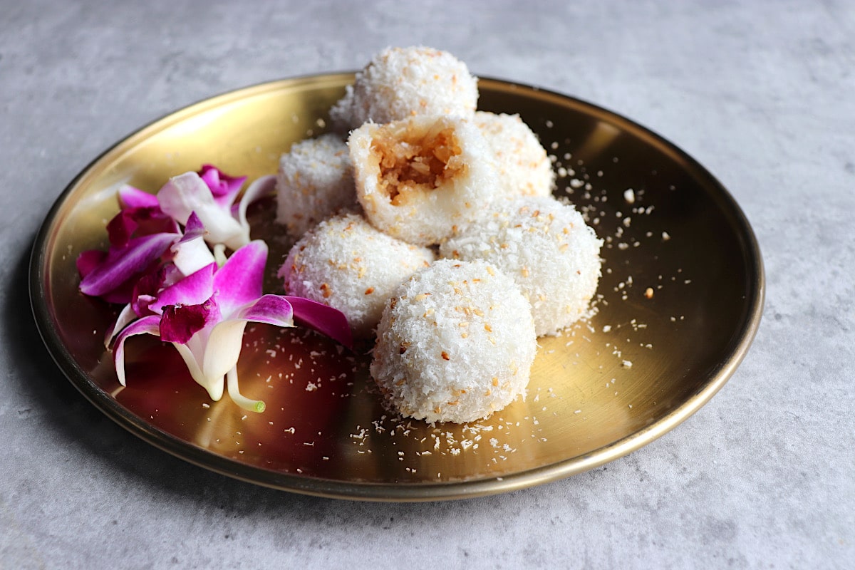 Thai Coconut Dumplings (Kanom Tom)